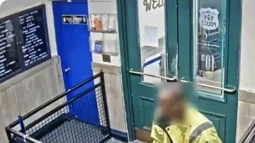 Al intentar apuñalarse