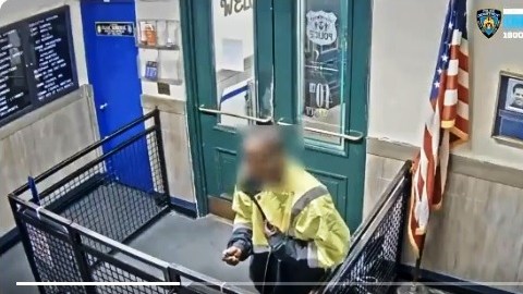 Al intentar apuñalarse