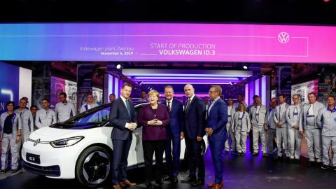 Angela Markel, la primera ministra de Alemania, asistió a la inauguración de la producción del ID. 3 en Zwickau, Alemania