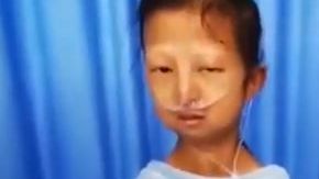 Tiene el aspecto de una niña cuando en realidad tiene 24 años.