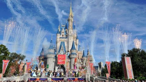 Aunque son días de gran afluencia, Disneyland ajustará su horario los días festivos por las lluvias.