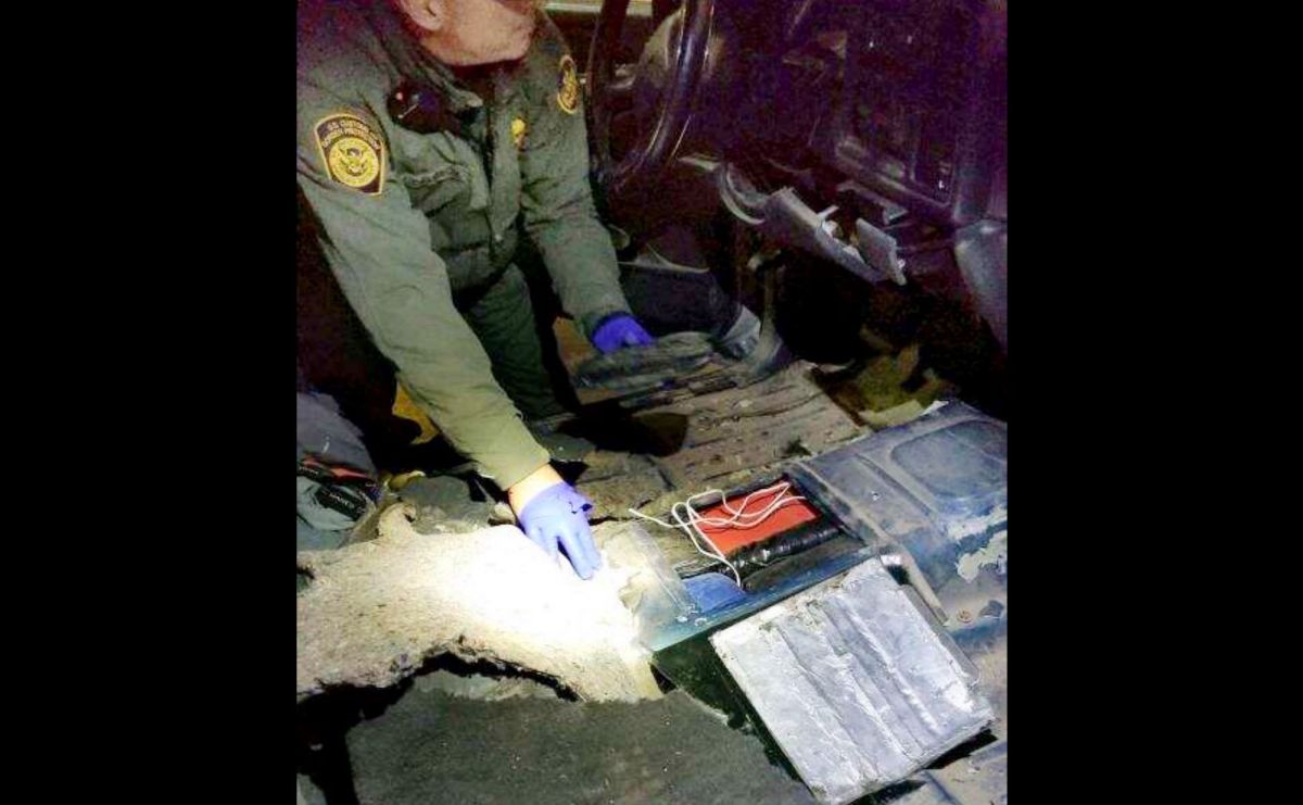 La droga oculta en el suelo de la Chevrolet Silverado.
