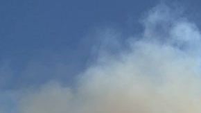 El humo del incendio Barham visto desde Burbank.