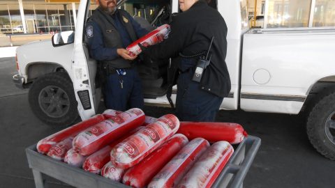 Los agentes descargan el salchichón.