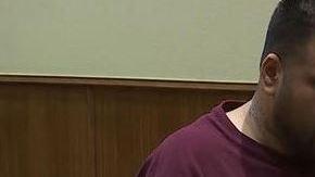 La mujer fue llevada al hospital y les dijo a los investigadores que su esposo la atacó sin razón alguna.