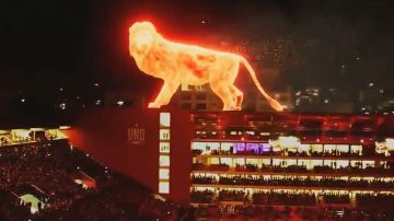 El León de Fuego causó furor en la inauguración.