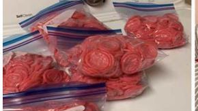 En las fotos se observan condones, enjuagues bucales, colchones sobre el suelo y maletas, entre otras cosas.