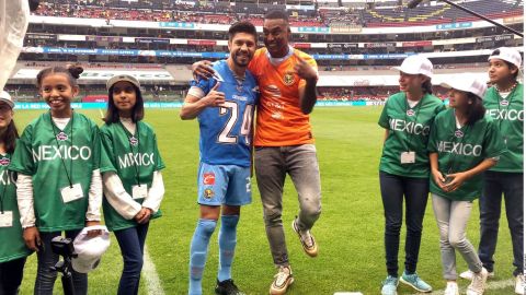 Michael Davis, quien intercambió camiseta con Oribe Peralta en su pasada visita a México fue castigado por la NFL por uso de sustancias ilícitas.