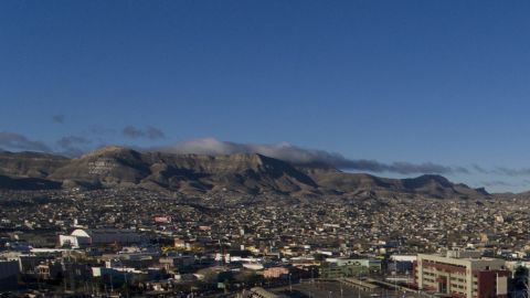Vista aérea de Ciudad Juárez (i) y El Paso (d) tomada desde Ciudad Juárez, México.
