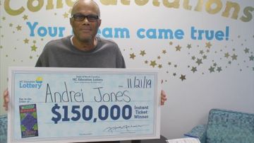 Andrei Jones con su segundo premio de lotería.