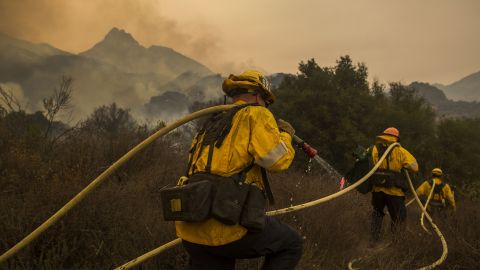 Bomberos combate el incendio Woolsey el 10 de noviembre de 2018 (Archivo)