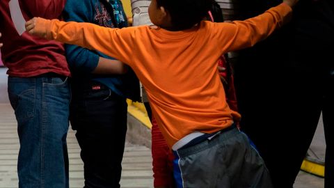 El menor llegó con su madre desde Hondura.