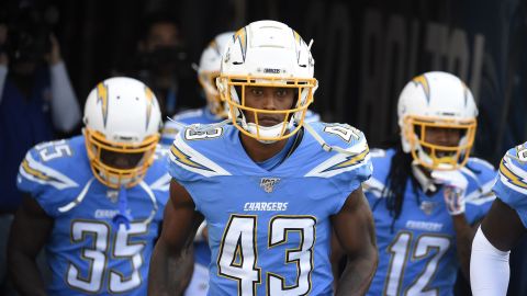 Michael Davis, defensivo profundo de los Chargers.