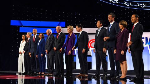 Doce candidatos demócratas participaron en el debate en Ohio.