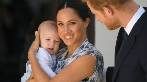 Archie en los brazos de la duquesa de Sussex, Meghan Markle.