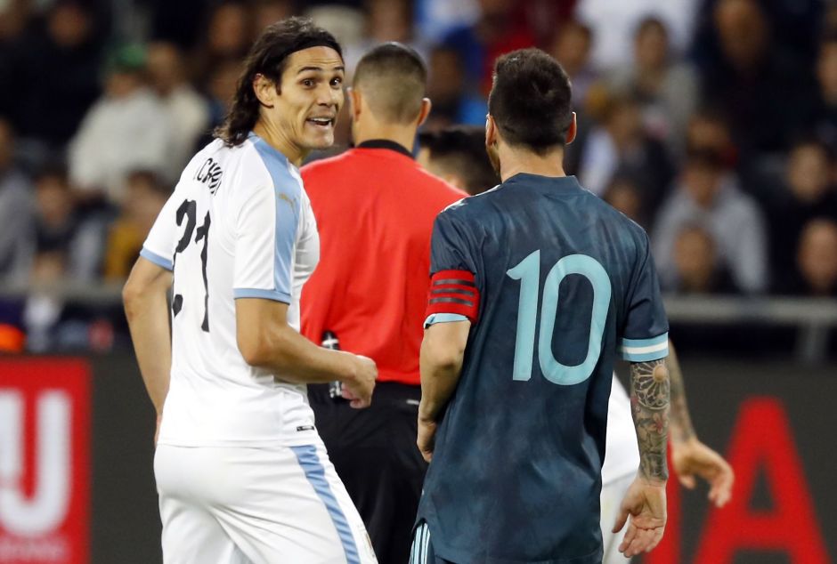 Messi y Cavani se calientan y casi se pelean en el ...