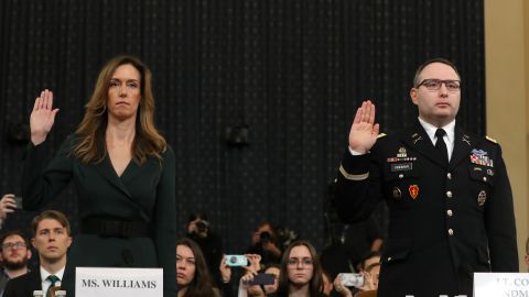 Jennifer Williams, asesora del vicepresidente Mike Pence, y el teniente coronel Alexander Vindman.