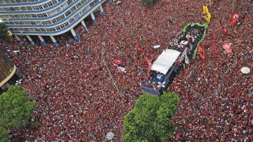 Aerial view of Brazil's Flamengo fans surrounding a bus carrying the Flamengo football team during a celebration parade after their Libertadores Final football match victory against Argentina's River Plate, Rio de janeiro on November 24, 2019. (Photo by CARL DE SOUZA / AFP) (Photo by CARL DE SOUZA/AFP via Getty Images)