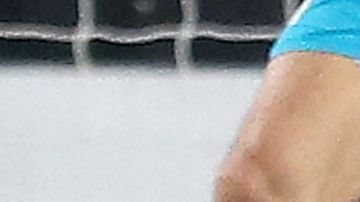 El momento más dramático se vivió cuando Jiménez impactó la cabeza del zaguero Kenan Bajric que cayó inconsciente al pasto.