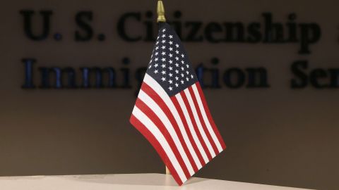 USCIS procesa peticiones de visa de acuerdo a un calendario mensual.