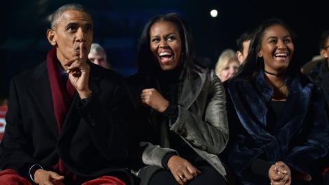 Sasha Obama junto a sus padres.