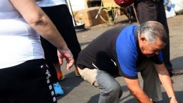 Un hombre deja una vela donde dos personas murieron. PEDRO PARDO/AFP/Getty Images