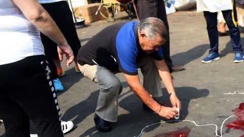 Un hombre deja una vela donde dos personas murieron. PEDRO PARDO/AFP/Getty Images