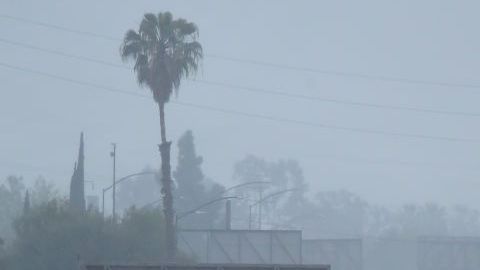 Lluvia en autopista de California.