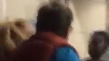 La empleada sacó de mala manera a la pareja del local.