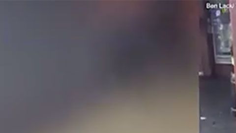 Al parecer, el hombre agredido había hecho algunos desmanes momentos antes.
