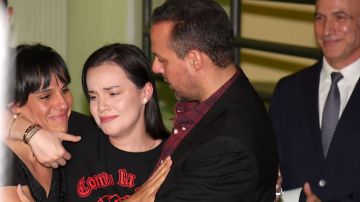 Sarita, entre Marysol y José Joel, en el consulado mexicano en Miami luego de la muerte del ídolo latinoamericano./Mezcalet