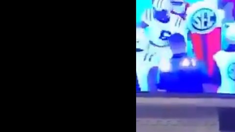 Hoyt Deau Hutchinson enfrenta cargos por actos criminales.