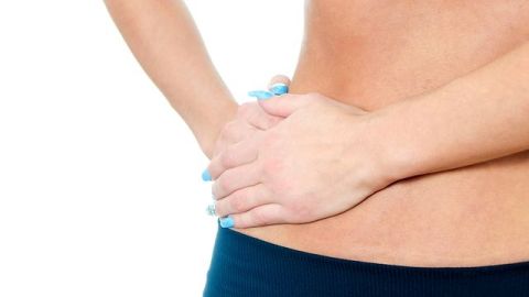 Es indispensable limitar el consumo de alimentos con alto contenido en grasas saturadas, sal, azúcar, harinas refinadas y aumentar considerablemente la ingesta de líquidos.
