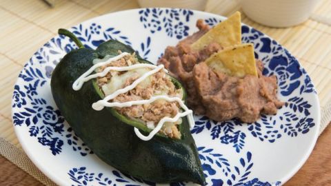 La receta de chiles rellenos es una maravillosa opción de plato fuerte, son generosos y versátiles.