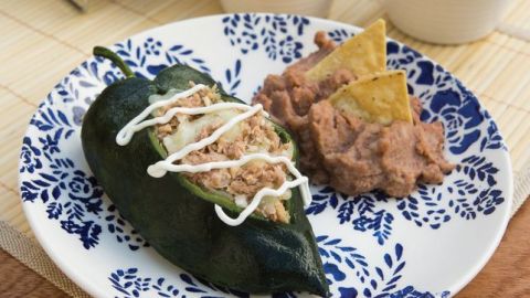 La receta de chiles rellenos es una maravillosa opción de plato fuerte, son generosos y versátiles.