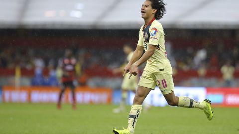 El papá de Diego Lainez dice que el regreso a México no está en sus planes y que el jugador buscará ganarse un ligar en el futbol español.