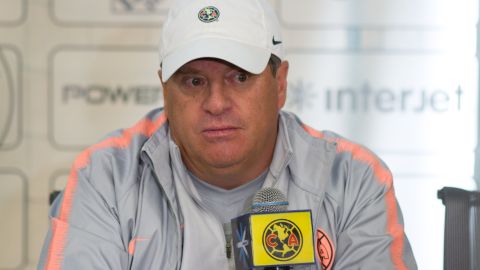 Trascendió que Emilio Azcárraga e ya le advirtió al explosivo entrenador que no toleraría más indisciplina de su parte.