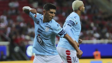 Víctor Guzmán celebra un gol con Pachuca.