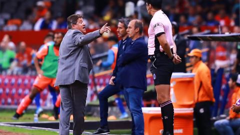 Miguel Herrera fue expulsado en el duelo entre América y Cruz Azul.