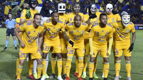 Los jugadores de Tigres posaron con máscaras.