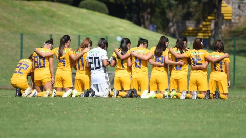 Las futbolistas se tuvieron que esconder en los baños.