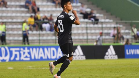 El delantero del LA Galaxy apareció  para tomar el balón y patear un excelso tiro libre.