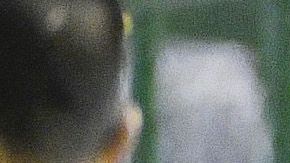 El árbitro central revisa el VAR durante el encuentro México vs. Brasil en el Mundial Sub 17.