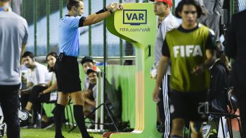 El árbitro central revisa el VAR durante el encuentro México vs. Brasil en el Mundial Sub 17.
