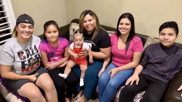 Jessica Valenzuela y sus hijos Paola, Emanuel, Emma y Samara; y su hermana Gabriela, solicitantes de asilo encontraron un lugar donde vivir. (Araceli Martínez/La Opinión)
