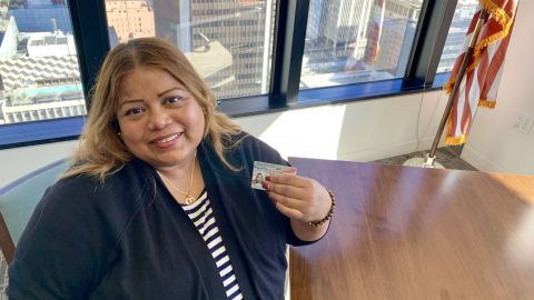 Zoila Flores Rosales, nueva residente de los EEUU tras más de 20 años de vivir con el programa TPS. (Araceli Martínez/La Opinión).