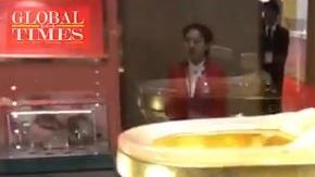 Es a prueba de balas, está bañado en oro y tiene diamantes incrustados.