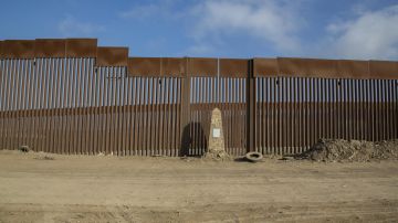 El muro fronterizo, un monumento al racismo y la crueldad