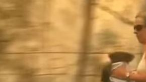 La mujer salvó al koala de una muerte segura.