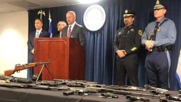 El fiscal general de Massachusetts junto a autoridades policiales muestran las armas incautadas en la megaoperación en Lawrence.
